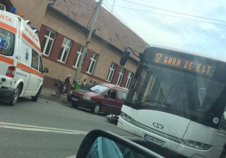 Accident la intersecţia bulevardului Cantemir cu strada Muntele Găina: Un motociclist a fost rănit (FOTO)