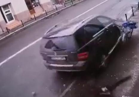 Un italian drogat a spulberat cu Mercedesul stâlpişorii de pe strada Avram Iancu, a doborât o bicicletă şi a dispărut (VIDEO)
