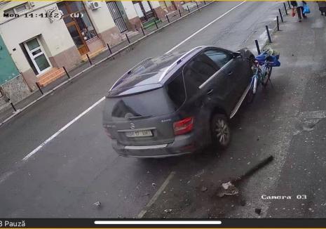 Un italian drogat a spulberat cu Mercedesul stâlpişorii de pe strada Avram Iancu, a doborât o bicicletă şi a dispărut (VIDEO)