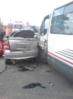 Un mort şi 10 răniţi în urma unui accident între un Opel şi un microbuz