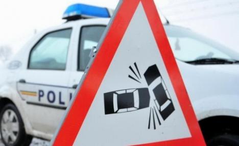 Beat la volanul unui bolid, un şofer din Rieni a fugit de poliţişti şi s-a oprit cu maşina în gardul unei case