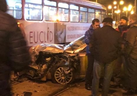 Alfa Romeo versus tramvai în Piaţa 1 Decembrie din Oradea: maşina a fost distrusă, pasagerii au scăpat nevătămaţi (FOTO)