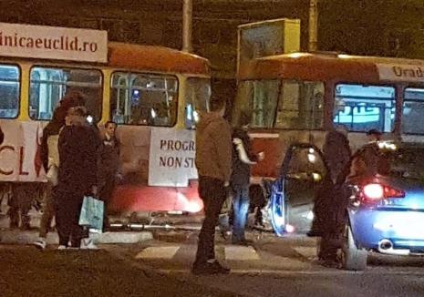 Alfa Romeo versus tramvai în Piaţa 1 Decembrie din Oradea: maşina a fost distrusă, pasagerii au scăpat nevătămaţi (FOTO)
