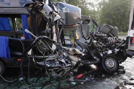 Accident groaznic lângă Vama Borş: Trei morţi şi şase răniţi, toţi români, după ce un microbuz s-a lovit de un TIR (FOTO/VIDEO)