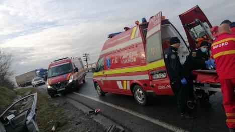 Accident grav în Bihor, între un TIR și un autoturism. Două persoane au trebuit descarcerate (FOTO/VIDEO)