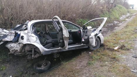 Accident grav în Bihor, între un TIR și un autoturism. Două persoane au trebuit descarcerate (FOTO/VIDEO)