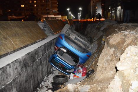 A căzut cu mașina într-o groapă uriașă, din șantierul pasajului subteran Magheru! (FOTO / VIDEO)