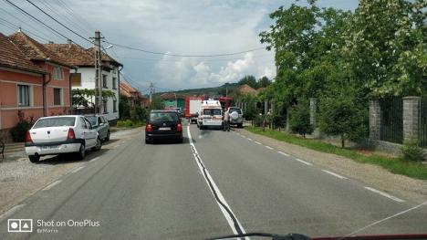 Curbă periculoasă! Un TIR s-a răstunat în centrul comunei Răbăgani acroşând un Audi A4 (FOTO)