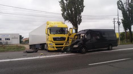 Accident cu mai multe victime, pe Borşului: Un microbuz a fost izbit în plin de un TIR (FOTO)