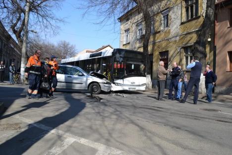 S-a oprit în autobuz. Accident la intersecţia străzii Sulyok Istvan cu Tudor Vladimirescu, după ce un şofer nu a acordat prioritate la Stop (FOTO)