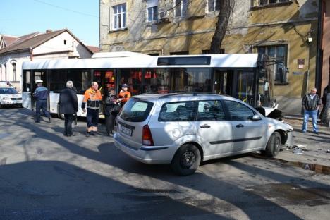 S-a oprit în autobuz. Accident la intersecţia străzii Sulyok Istvan cu Tudor Vladimirescu, după ce un şofer nu a acordat prioritate la Stop (FOTO)