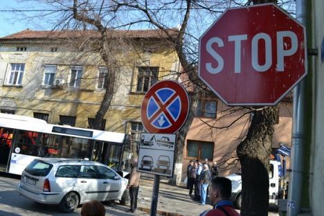 S-a oprit în autobuz. Accident la intersecţia străzii Sulyok Istvan cu Tudor Vladimirescu, după ce un şofer nu a acordat prioritate la Stop (FOTO)