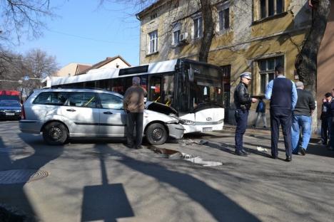 S-a oprit în autobuz. Accident la intersecţia străzii Sulyok Istvan cu Tudor Vladimirescu, după ce un şofer nu a acordat prioritate la Stop (FOTO)