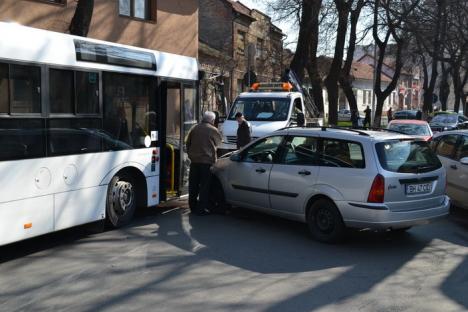 S-a oprit în autobuz. Accident la intersecţia străzii Sulyok Istvan cu Tudor Vladimirescu, după ce un şofer nu a acordat prioritate la Stop (FOTO)