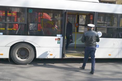 S-a oprit în autobuz. Accident la intersecţia străzii Sulyok Istvan cu Tudor Vladimirescu, după ce un şofer nu a acordat prioritate la Stop (FOTO)