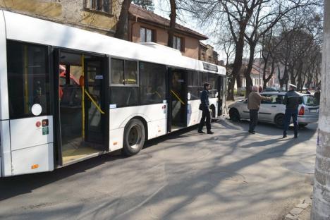 S-a oprit în autobuz. Accident la intersecţia străzii Sulyok Istvan cu Tudor Vladimirescu, după ce un şofer nu a acordat prioritate la Stop (FOTO)