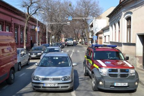 S-a oprit în autobuz. Accident la intersecţia străzii Sulyok Istvan cu Tudor Vladimirescu, după ce un şofer nu a acordat prioritate la Stop (FOTO)