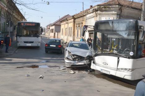 S-a oprit în autobuz. Accident la intersecţia străzii Sulyok Istvan cu Tudor Vladimirescu, după ce un şofer nu a acordat prioritate la Stop (FOTO)