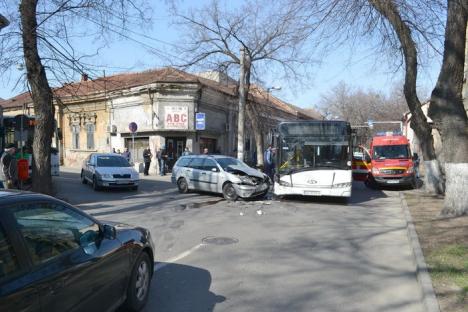 S-a oprit în autobuz. Accident la intersecţia străzii Sulyok Istvan cu Tudor Vladimirescu, după ce un şofer nu a acordat prioritate la Stop (FOTO)