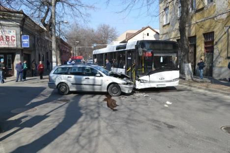 S-a oprit în autobuz. Accident la intersecţia străzii Sulyok Istvan cu Tudor Vladimirescu, după ce un şofer nu a acordat prioritate la Stop (FOTO)