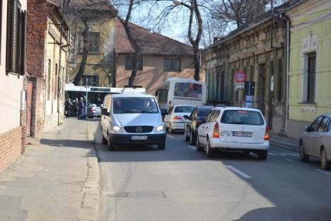 S-a oprit în autobuz. Accident la intersecţia străzii Sulyok Istvan cu Tudor Vladimirescu, după ce un şofer nu a acordat prioritate la Stop (FOTO)