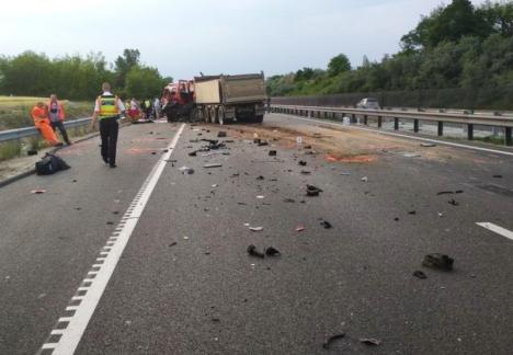 Nouă români morți într-un accident în Ungaria: Un microbuz s-a ciocnit cu un camion (FOTO)