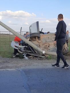 FOTO - Accident teribil la intrare în Oradea, lângă Aeroport: O maşină s-a răsturnat!