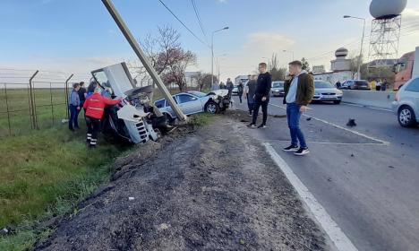 FOTO - Accident teribil la intrare în Oradea, lângă Aeroport: O maşină s-a răsturnat!