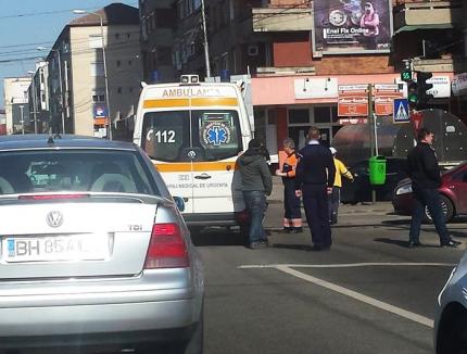 Accident neobișnuit pe bulevardul Magheru: O ambulanţă a fost lovită de o maşină de Poliţie
