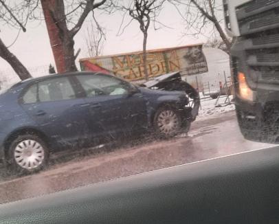 Accident pe Calea Borşului. O maşină a Direcţiei Antifraudă s-a făcut praf, lovită de un BMW