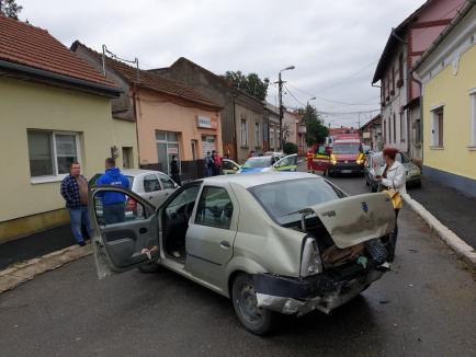 Accident cu trei mașini, pe Calea Averescu din Oradea: S-au proiectat unii pe alții în casa din colț! (FOTO)