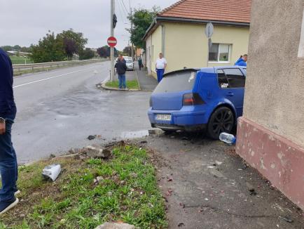 Accident cu trei mașini, pe Calea Averescu din Oradea: S-au proiectat unii pe alții în casa din colț! (FOTO)