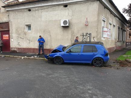 Accident cu trei mașini, pe Calea Averescu din Oradea: S-au proiectat unii pe alții în casa din colț! (FOTO)