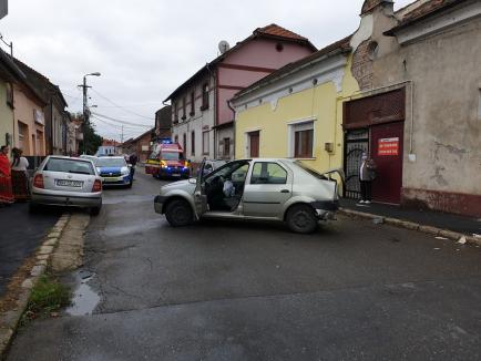 Accident cu trei mașini, pe Calea Averescu din Oradea: S-au proiectat unii pe alții în casa din colț! (FOTO)