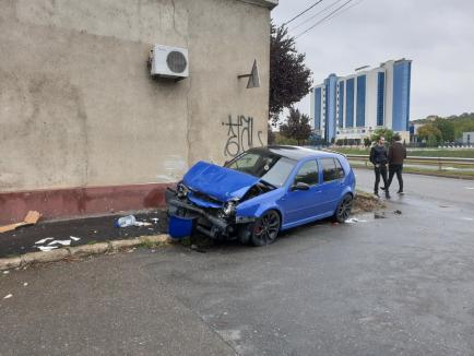 Accident cu trei mașini, pe Calea Averescu din Oradea: S-au proiectat unii pe alții în casa din colț! (FOTO)