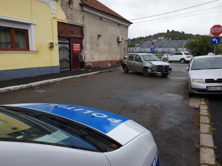 Accident cu trei mașini, pe Calea Averescu din Oradea: S-au proiectat unii pe alții în casa din colț! (FOTO)