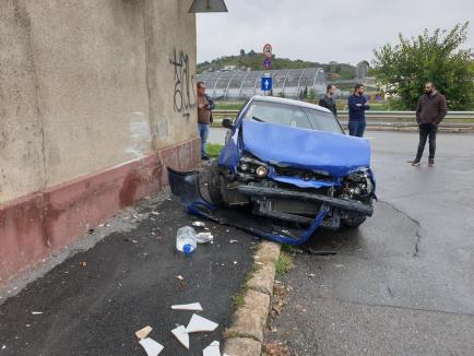 Accident cu trei mașini, pe Calea Averescu din Oradea: S-au proiectat unii pe alții în casa din colț! (FOTO)