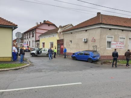 Accident cu trei mașini, pe Calea Averescu din Oradea: S-au proiectat unii pe alții în casa din colț! (FOTO)