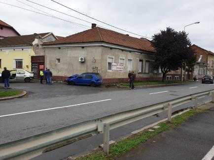 Accident cu trei mașini, pe Calea Averescu din Oradea: S-au proiectat unii pe alții în casa din colț! (FOTO)