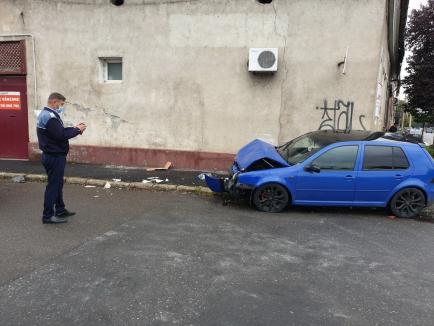 Accident cu trei mașini, pe Calea Averescu din Oradea: S-au proiectat unii pe alții în casa din colț! (FOTO)