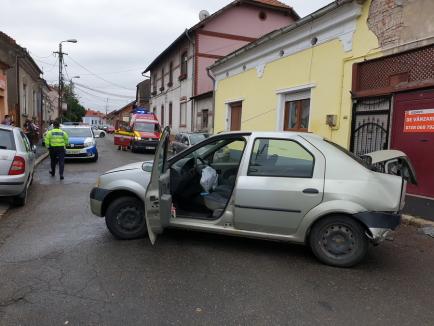 Accident cu trei mașini, pe Calea Averescu din Oradea: S-au proiectat unii pe alții în casa din colț! (FOTO)