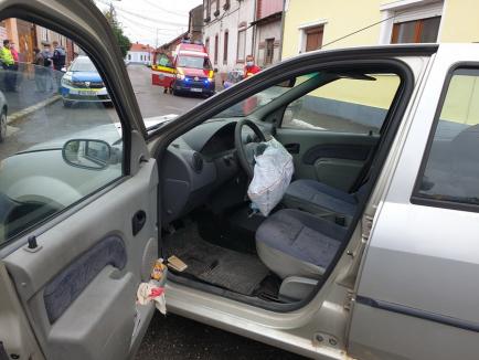 Accident cu trei mașini, pe Calea Averescu din Oradea: S-au proiectat unii pe alții în casa din colț! (FOTO)