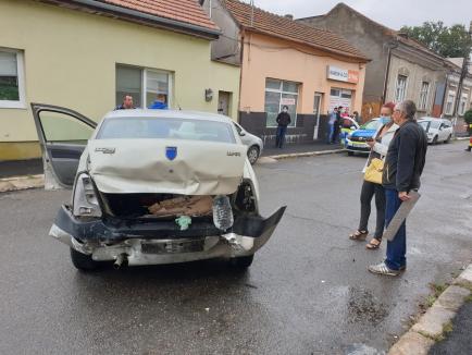 Accident cu trei mașini, pe Calea Averescu din Oradea: S-au proiectat unii pe alții în casa din colț! (FOTO)