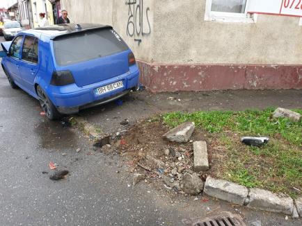 Accident cu trei mașini, pe Calea Averescu din Oradea: S-au proiectat unii pe alții în casa din colț! (FOTO)