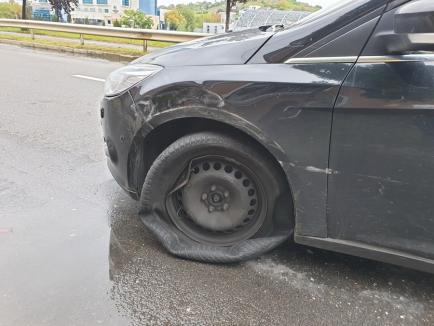 Accident cu trei mașini, pe Calea Averescu din Oradea: S-au proiectat unii pe alții în casa din colț! (FOTO)