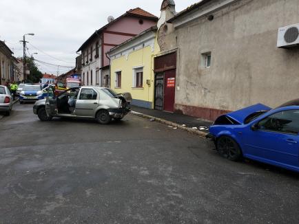 Accident cu trei mașini, pe Calea Averescu din Oradea: S-au proiectat unii pe alții în casa din colț! (FOTO)