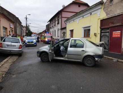 Accident cu trei mașini, pe Calea Averescu din Oradea: S-au proiectat unii pe alții în casa din colț! (FOTO)