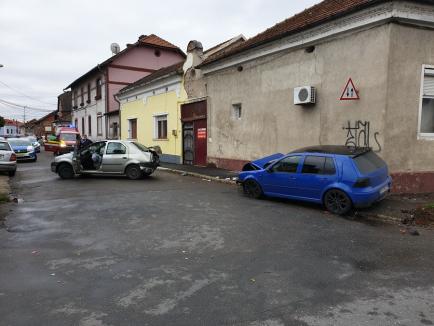 Accident cu trei mașini, pe Calea Averescu din Oradea: S-au proiectat unii pe alții în casa din colț! (FOTO)