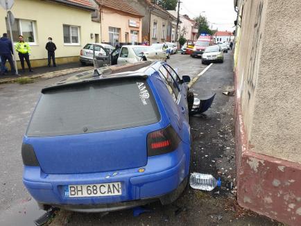 Accident cu trei mașini, pe Calea Averescu din Oradea: S-au proiectat unii pe alții în casa din colț! (FOTO)