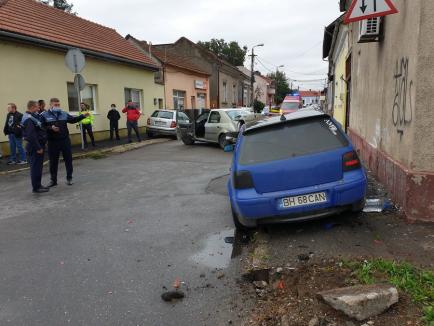 Accident cu trei mașini, pe Calea Averescu din Oradea: S-au proiectat unii pe alții în casa din colț! (FOTO)